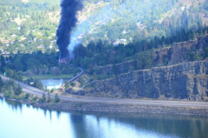 Fuel train burns near Mosier, OR, in 2016 (Creative Commons)