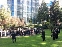 Terry Schrunk Plaza during rally, with PPB working perimeter and feds among rally (Jasmin Moneymaker)